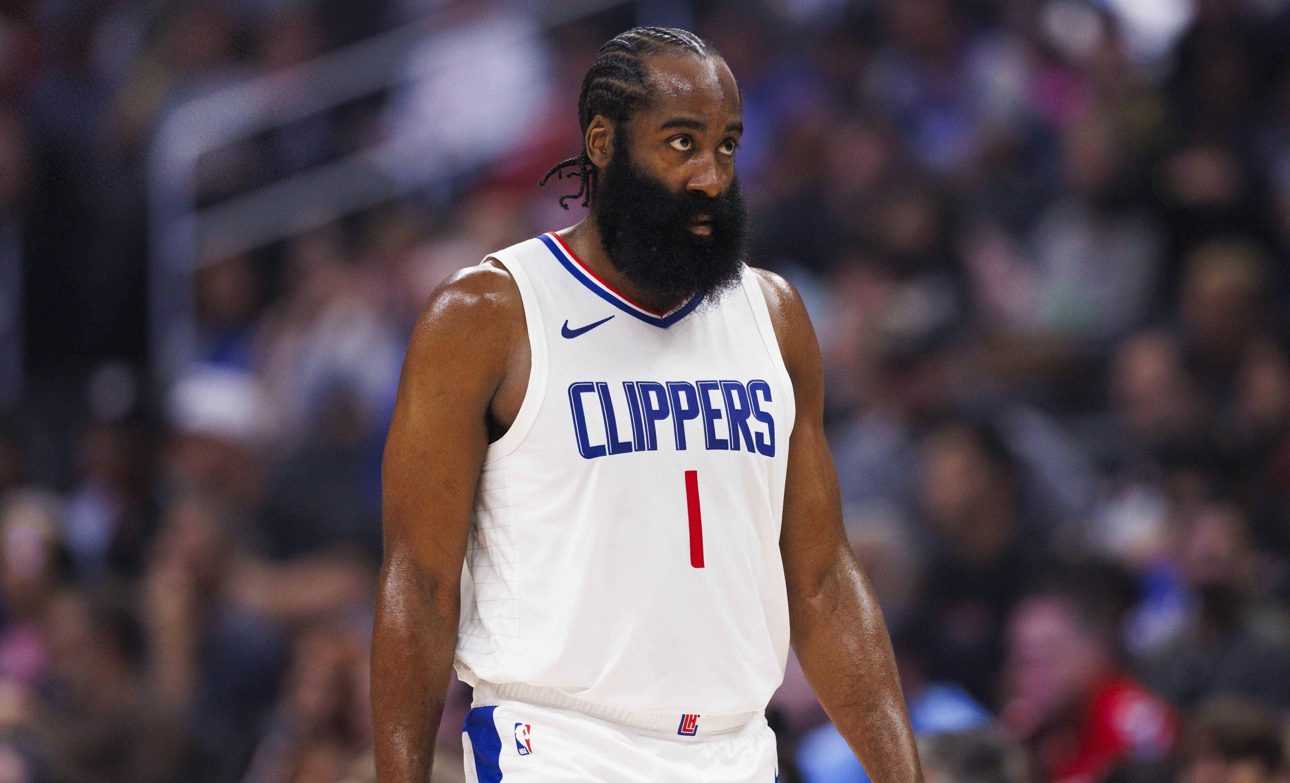 CBA常规赛赛前走向成谜；洛杉矶快船复出首秀；引发热议；身体对抗强度拉满的简单介绍