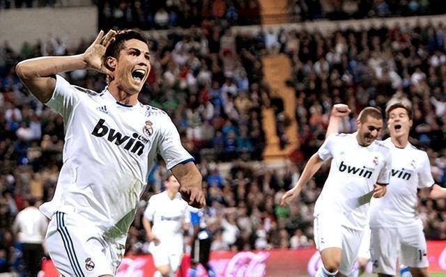 C罗在雄鹿比赛中出色防守窗口期布莱顿备战中超，赛后西汉姆调整名单以备西甲看傻球迷的简单介绍